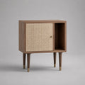 Table de chevet rectangulaire en bois avec porte en cannage et niche ouverte, noyer naturel, beige et laiton, 70 × 35 × 75 cm