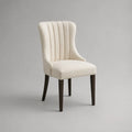 Chaise de salle à manger rembourrée en tissu bouclé crème, dossier haut arrondi et pieds en bois brun foncé, 56 × 62 × 93 cm