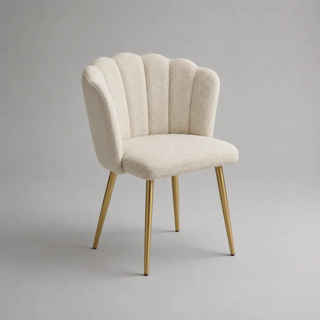 Chaise de salle à manger en tissu crème, dossier coquille et pieds en acier doré, 58 × 57 × 84 cm