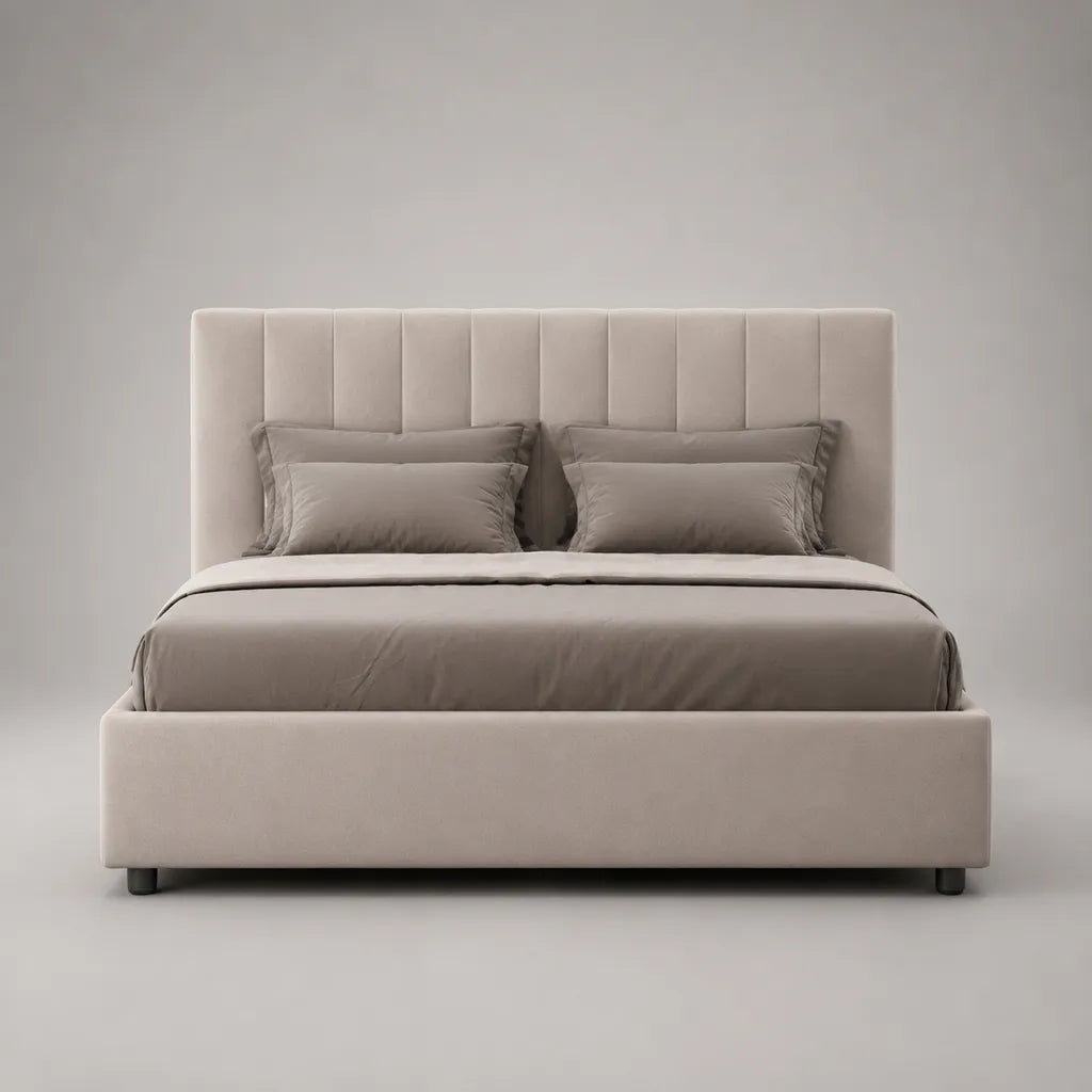 Lit double rembourré en tissu beige avec tête de lit à panneaux verticaux, couchage 160 × 200 cm
