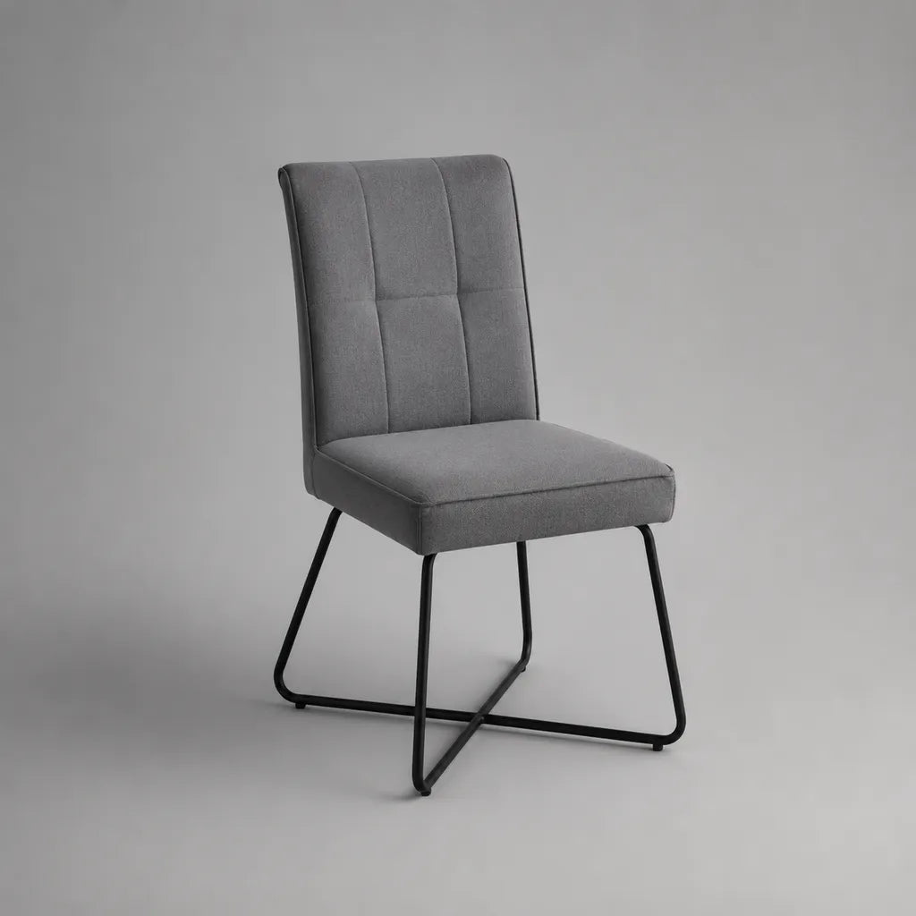 Chaise de salle à manger rembourrée en tissu gris avec dossier rectangulaire et piètement en acier noir, 45 × 56 × 88 cm